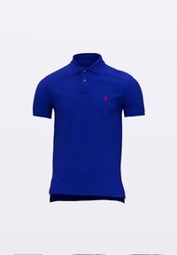 Kraljevsko plava polo majica s kratkim rukavima, rebrastim ovratnikom, tri gumba na prednjoj strani i crvenim izvezenim logom na lijevoj strani prsa.