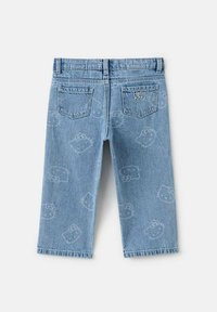 Svetlo modre kavbojke iz jeansa z gladko teksturo, z vzorcem Hello Kitty po celotni površini in dvema zadnjima žepoma. "Hello Kitty" izvezeno v beli barvi.