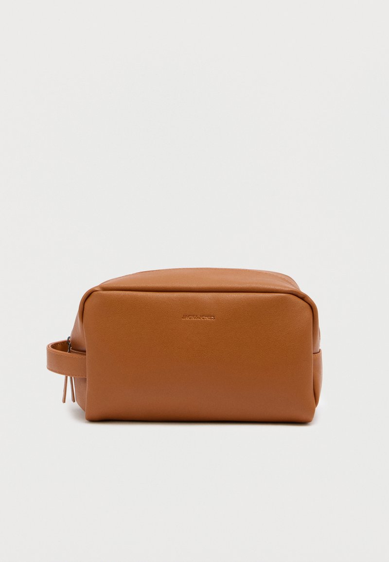 Καφέ δερμάτινη τσάντα καλλυντικών με ορθογώνιο σχήμα, λεία υφή, επάνω κλείσιμο με φερμουάρ και πλευρική λαβή για εύκολη μεταφορά.