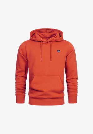 Pomarańczowa bluza z kapturem, z przednią kieszenią kangurką oraz małym czarno-białym logo na lewej piersi.