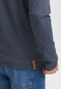 Solid RUNDHALS VOLKO - Topper langermet - mottled blue