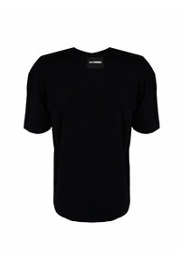 Camiseta negra de manga corta con cuello redondo, hecha de una suave mezcla de algodón, que presenta una sutil etiqueta de marca en la parte posterior del cuello.