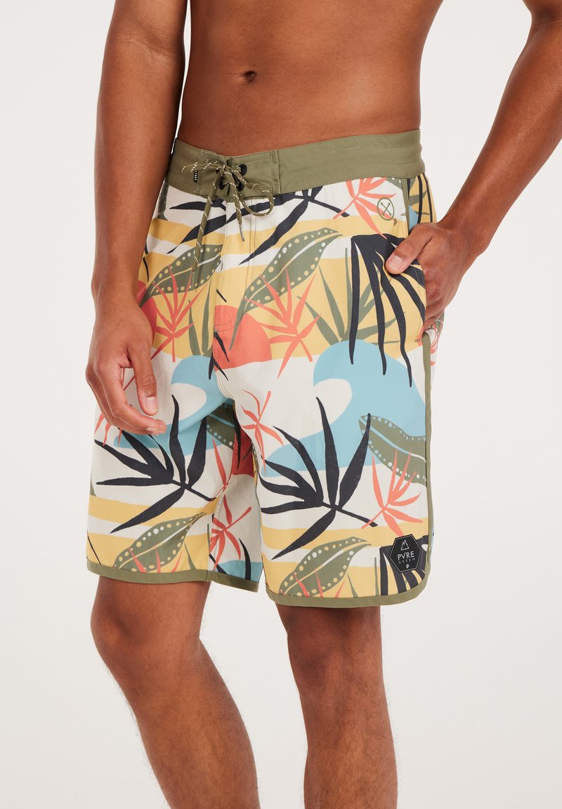 Des shorts de bain colorés avec un motif de plantes tropicales aux teintes vertes, jaunes et rouges. Ils possèdent une ceinture verte et des poches latérales.