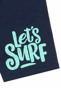 Námornické modré bavlněné šortky s tyrkysovým grafickým textovým designem, který říká "Pojďme SURFOVAT" v hravém, ručně kresleném písmu.