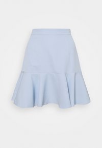 Lichtblauwe uitlopende rok met een soepele textuur, een aansluitende taille en een gelaagde rucheszoom. Eenvoudig ontwerp zonder patronen of accenten.