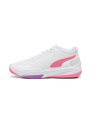 Baskets blanches de sport avec une tige en tissu texturé, des accents roses et violets sur la semelle, et des détails en mesh sur les côtés pour la respirabilité.