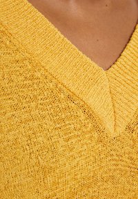 System Action - Sweter