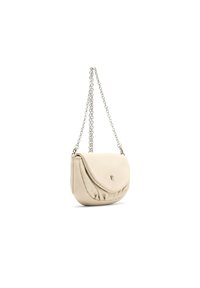 Beige læder crossbody taske med en buet klap, sølvfarvet kædestrop og blød, struktureret overflade. Har subtile folder i bunden.