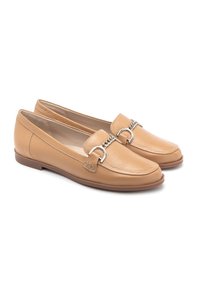 Kollane nahast loafers, millel on sile tekstuur, ümar varvas ja dekoratiivne hõbedane ketiasend ees. Lame kummitald.