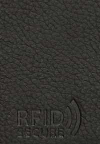 Czarna skórzana powierzchnia z teksturowanym wykończeniem, z wytłoczonym napisem "RFID SECURE" i wzorem fal sygnałowych, wskazującym na ochronę RFID.