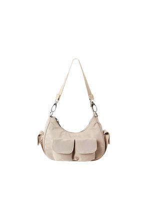 Beige schoudertas met twee klepzakken aan de voorkant, zijvakken en een enkele verstelbare band met metalen sluitingen.
