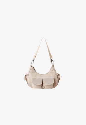 Beige schoudertas met twee klepzakken aan de voorkant, zijvakken en een enkele verstelbare band met metalen sluitingen.