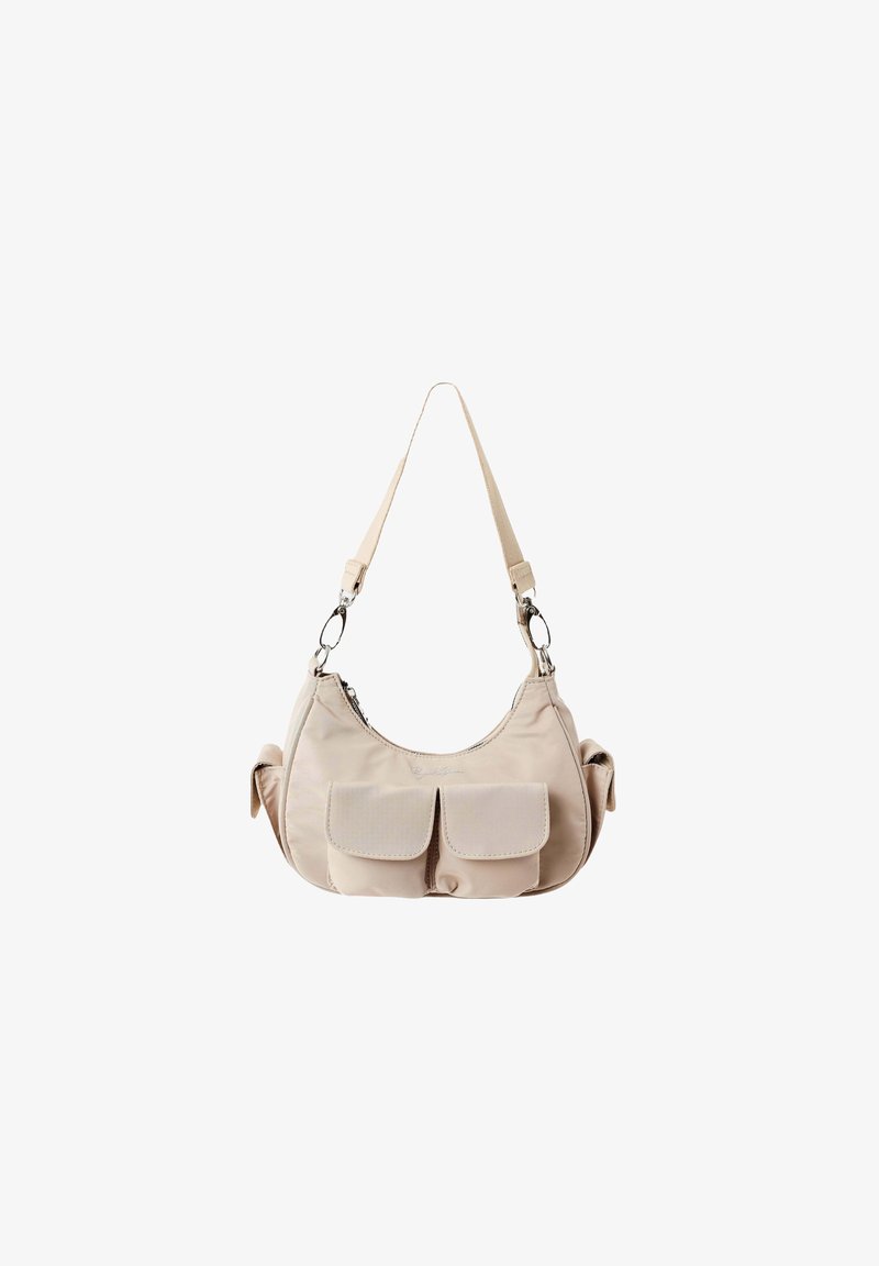Sac à épaule beige avec deux poches avant à rabat, des poches latérales et une bandoulière ajustable unique avec des fermoirs en métal.