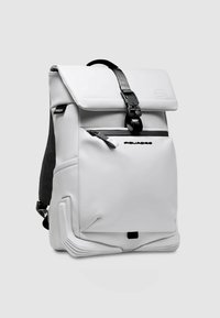 Witte rugzak met een overslag aan de bovenkant, verstelbare zwarte band, voorvak met rits en een textuurbaar zwart achterpaneel. Duurzaam materiaal met minimale accenten.