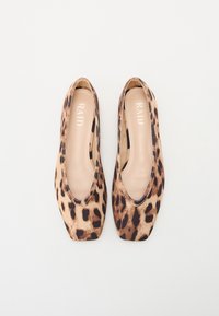 Ballerine con stampa leopardo, punta quadrata e interno liscio, caratterizzate da una combinazione di colori marrone chiaro e scuro. Il design include bordi neri.