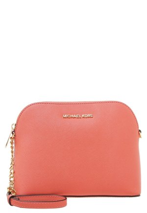 Koraalroze Michael Kors polstasje met gouden rits, kettinkje detail en logo aan de voorkant, gestructureerd leren oppervlak.