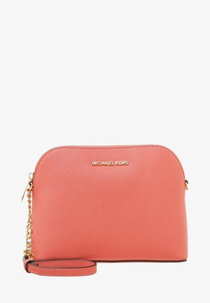 Koraalroze Michael Kors polstasje met gouden rits, kettinkje detail en logo aan de voorkant, gestructureerd leren oppervlak.