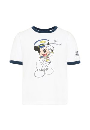 Wit T-shirt met marineblauwe bies met daarop Mickey Mouse in een marinekapiteinsuniform die groet, met de Italiaanse tekst "Qui comando io!" op de borst.