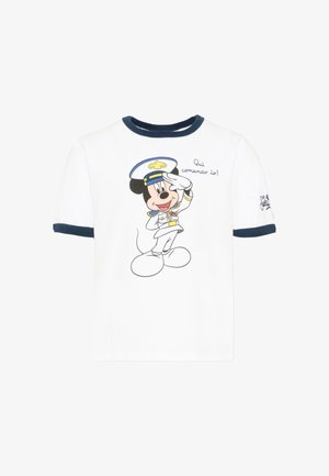 T-shirt blanc avec bordure bleu marine montrant Mickey Mouse en uniforme de capitaine naval saluant, avec le texte italien « Qui comando io ! » sur la poitrine.