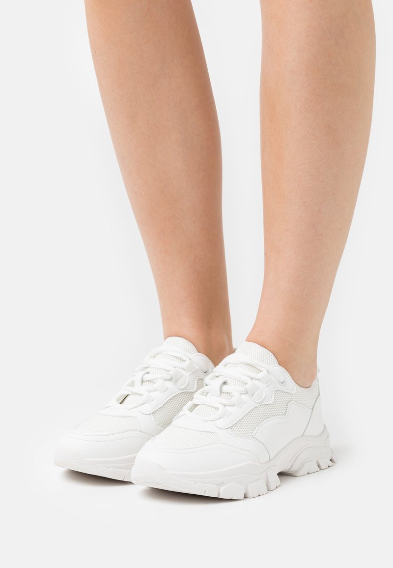 NA-KD CONTRAST SOLE TREKKING - Baskets basses - white