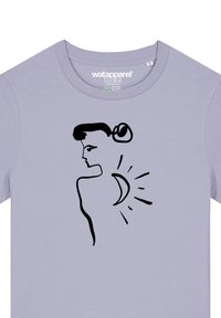 Hellblaues T-Shirt mit einem schwarzen Umrissdesign eines Profils mit einem Dutt-Haarschnitt und einem Sonnenstrahlenmuster hinter der Figur.