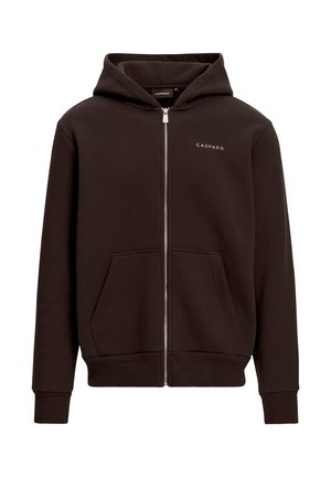 Mørkebrun zip-up hættetrøje lavet af blødt, tekstureret stof. Har en frontlomme, ribbede manchetter og et lille hvidt logo på brystet.