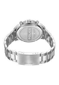 Srebrna ura iz nerjavečega jekla s kroglo ohišjem, vzorčnim številčnikom z napisom "POLICE" in povezovalnim zapestnikom, ki se pritrdi z brušeno zaponko.