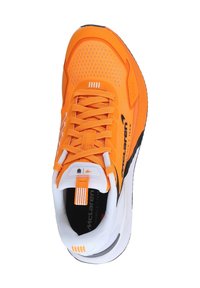 Baskets de sport orange avec tige en mesh, fermeture à lacets et accents noirs. Présente une semelle blanche et une marque "McLaren" sur le côté.