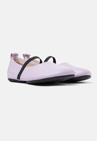 Zapatos de cuero morado con correas elásticas negras, punta redondeada y suela de goma negra plana. Textura suave con un diseño minimalista.