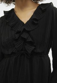 Vero Moda NORMAL GESCHNITTEN ELASTISCHE BÜNDCHEN  - Pluus - black