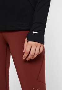 Nike Performance Tekninen t-paita - black