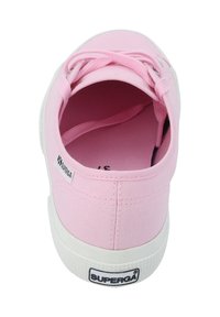 Sneaker in tela rosa con punta rotonda, suola in gomma bianca e lacci piatti. Presenta un logo sul tallone e dettagli cuciti.