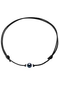 Collier en cordon noir avec une seule perle noire au centre, maintenue par des nœuds, présentant une texture lisse et un design minimaliste.