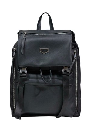 Musta teksturoitu reppu, jossa on etukansi, hopeiset soljelliset sulkimet, sivuvetoketjut ja yläkahva.