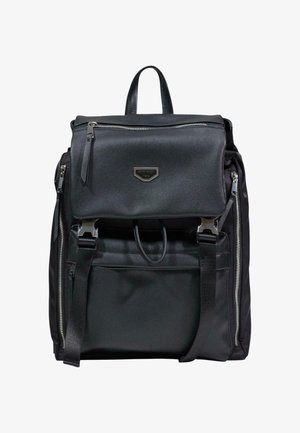 Sac à dos noir texturé avec rabat avant, fermetures à boucle argentées, fermetures éclair latérales et une poignée supérieure.