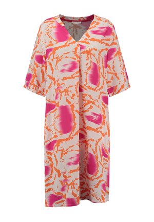 Robe à col en V avec des manches courtes, présentant un motif abstrait de rose vif et d'orange sur un fond beige clair, texture de tissu lisse.