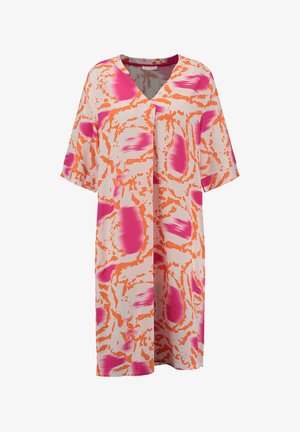 Vestido de cuello en V con mangas cortas, que presenta un patrón abstracto de vibrante rosa y naranja sobre un fondo beige claro, con una textura de tela suave.