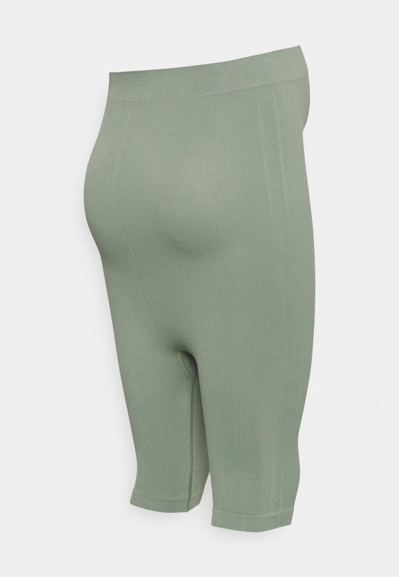 Calças de bicicleta verdes, com uma textura canelada e um design justo, até à metade da coxa, apresentando uma cintura elástica e detalhes de costura mínimos.