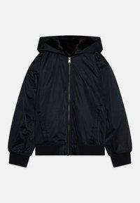 Chaqueta negra con capucha, cierre frontal completo, puños acanalados, dos bolsillos frontales y suave forro interior visible en la capucha.