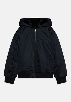 Czarna kurtka z kapturem, z pełnym zamkiem z przodu, prążkowanymi mankietami, dwoma przednimi kieszeniami oraz miękką podszewką widoczną w kapturze.