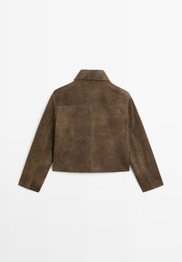 Hnědá semišová bunda s límečkem, dlouhými rukávy a krátkým střihem. Hladká textura a minimální šití na zádech.