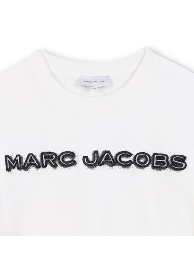 Vit bomullst-shirt med rund halsringning, prydd med broderad text "MARC JACOBS" i svart, med en texturerad finish.