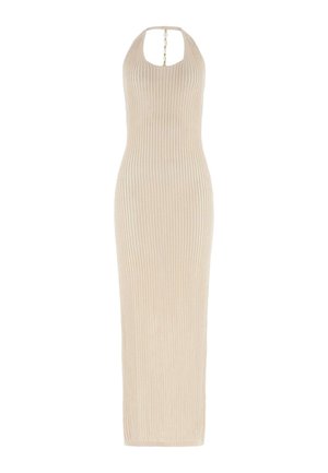 Robe beige sans manches en maille à col halter avec texture côtelée, longueur cheville, et détail décoratif de perles sur la lanière du cou.