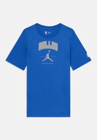 Mėlyna medvilninė marškinėliai trumpomis rankovėmis, su "DALLAS" grafika pilka spalva ir Jumpman logotipu. Apvalus iškirpimas ir laisvas stilius.