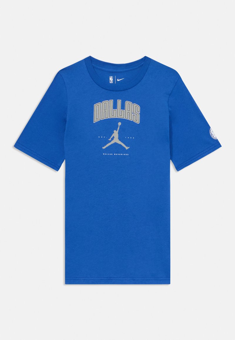 Mėlyna medvilninė marškinėliai trumpomis rankovėmis, su "DALLAS" grafika pilka spalva ir Jumpman logotipu. Apvalus iškirpimas ir laisvas stilius.