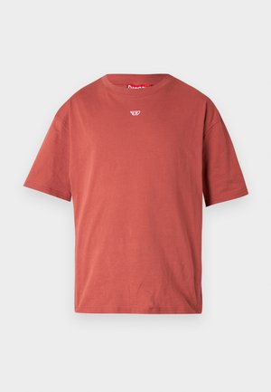 T-shirt à manches courtes de couleur rouille, en coton doux, avec un col rond et un petit logo blanc sur la poitrine. Design simple.