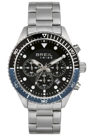 Breil Tribe-uret har en sort urskive med sølvhåndtag, chronograf underdial og et armbånd i rustfrit stål. Bezel har blå accenter.