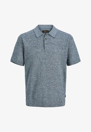 Lühikeste varrukatega sinine kudumistest polo särk tekstureeritud kangaga, kolme nupuga pliseeritud põhjaga ja soonikservadega, valgel taustal.