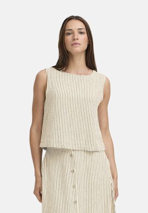 Frau trägt ein ärmelloses, beiges Oberteil mit dünnen vertikalen Streifen, kombiniert mit einem passenden, geknöpften Rock vor einem schlichten weißen Hintergrund.