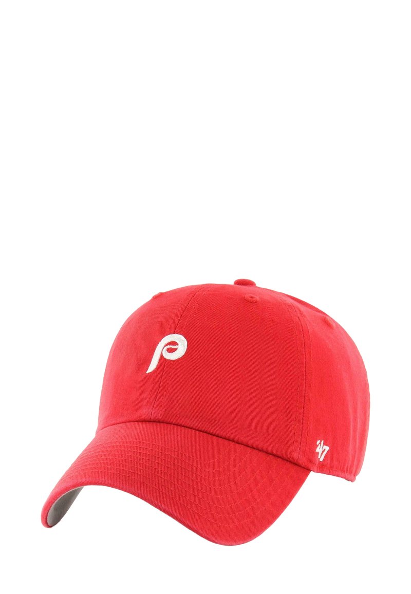 Rote Baseballkappe mit weißem stilisiertem "P"-Logo auf der Vorderseite und kleinem weißen "47"-Logo an der Seite, gebogenem Schirm und gestickten Paneelen.